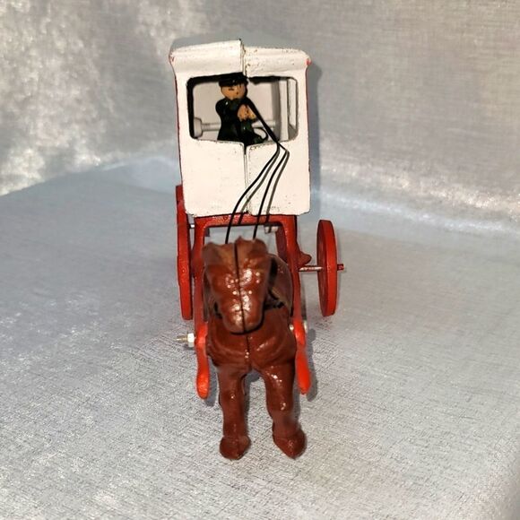 Vintage Cast Iron Fresh Milk Wagon with Horse and Milkman. - Picture 5 of 14